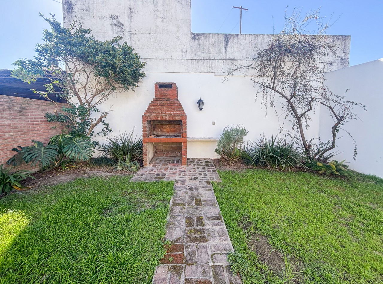 CASA 2 DORMITORIOS CON JARDIN  - BARRIO ALBERDI