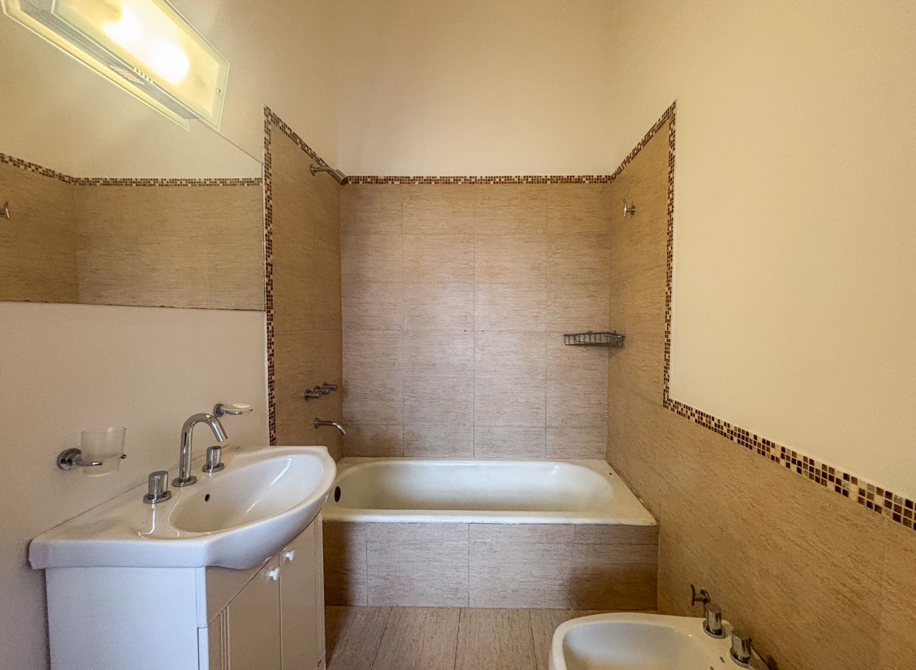 CASA 2 DORMITORIOS CON JARDIN  - BARRIO ALBERDI