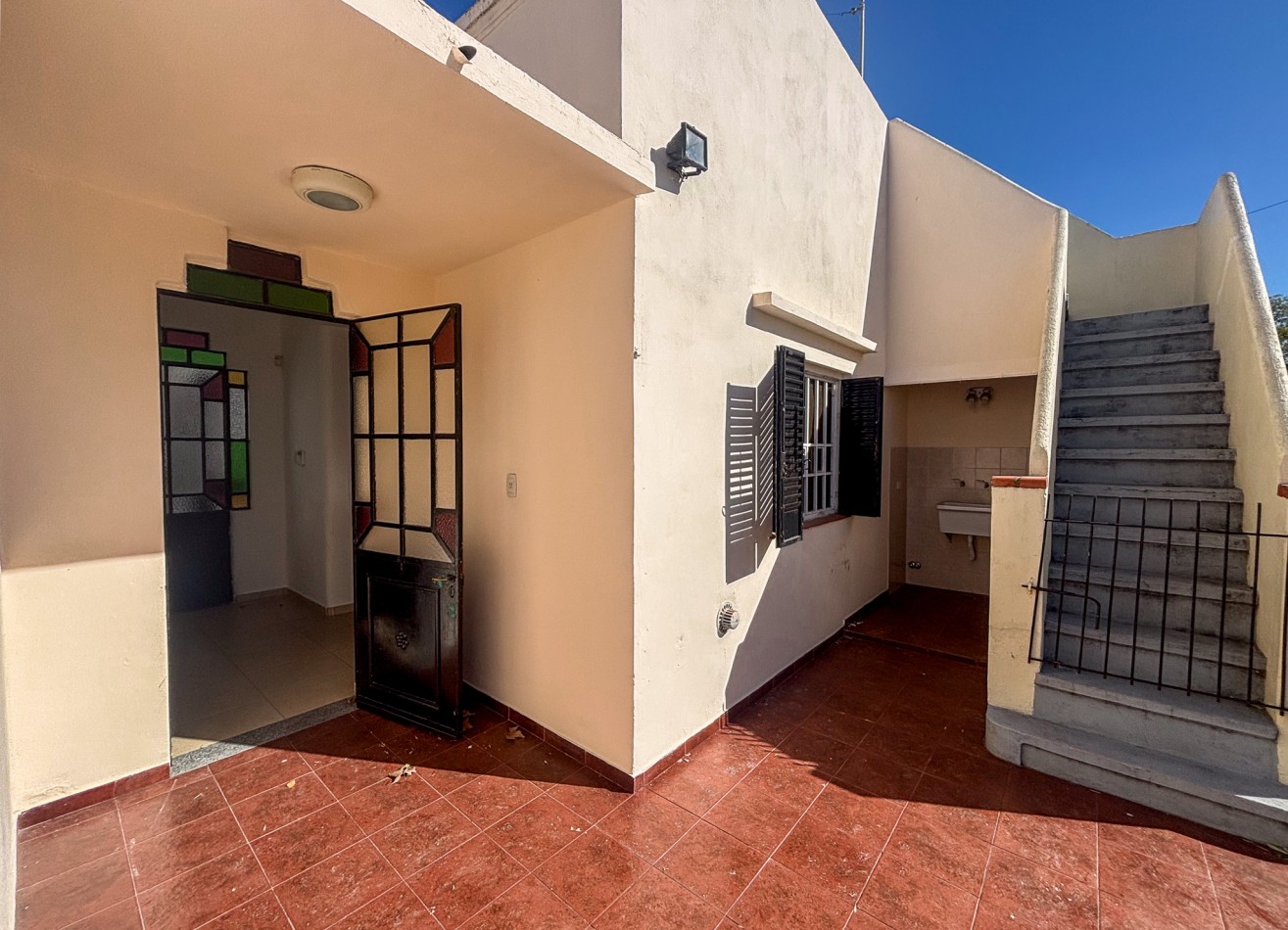 CASA 2 DORMITORIOS CON JARDIN  - BARRIO ALBERDI