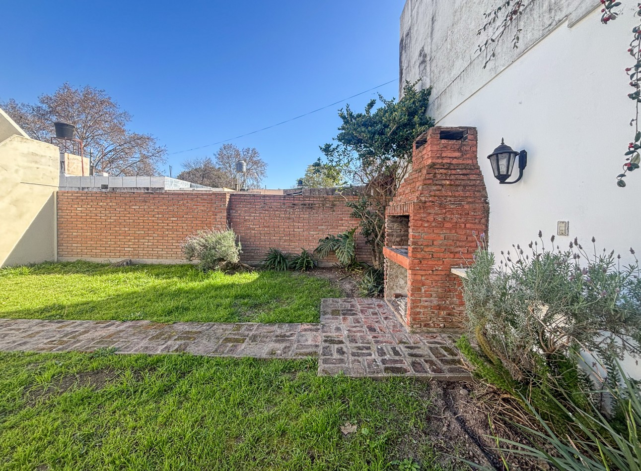 CASA 2 DORMITORIOS CON JARDIN  - BARRIO ALBERDI