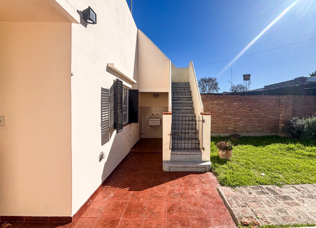 CASA 2 DORMITORIOS CON JARDIN  - BARRIO ALBERDI