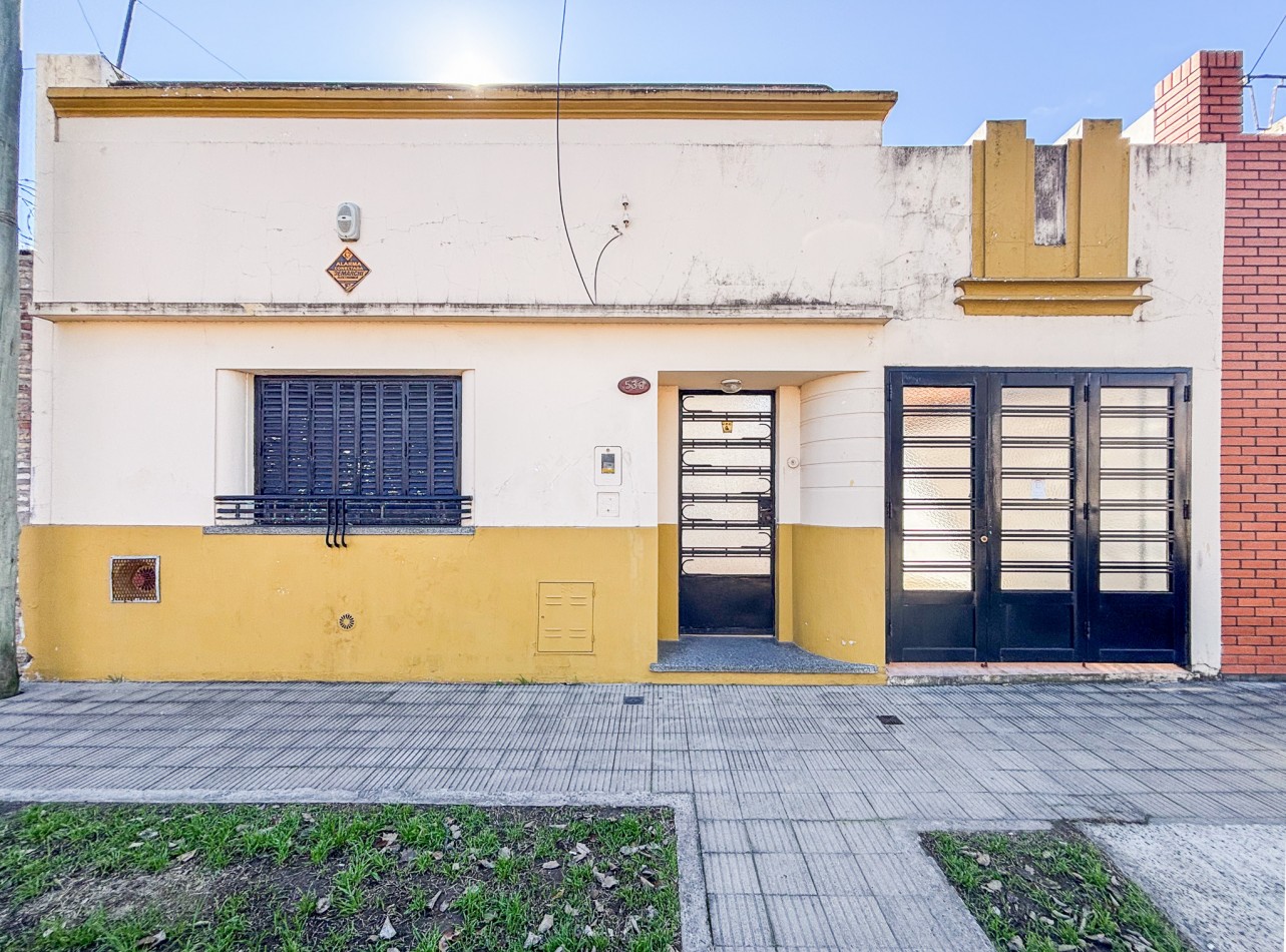 CASA 2 DORMITORIOS CON JARDIN  - BARRIO ALBERDI