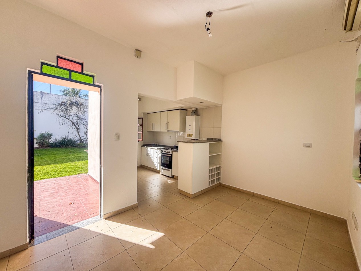 CASA 2 DORMITORIOS CON JARDIN  - BARRIO ALBERDI