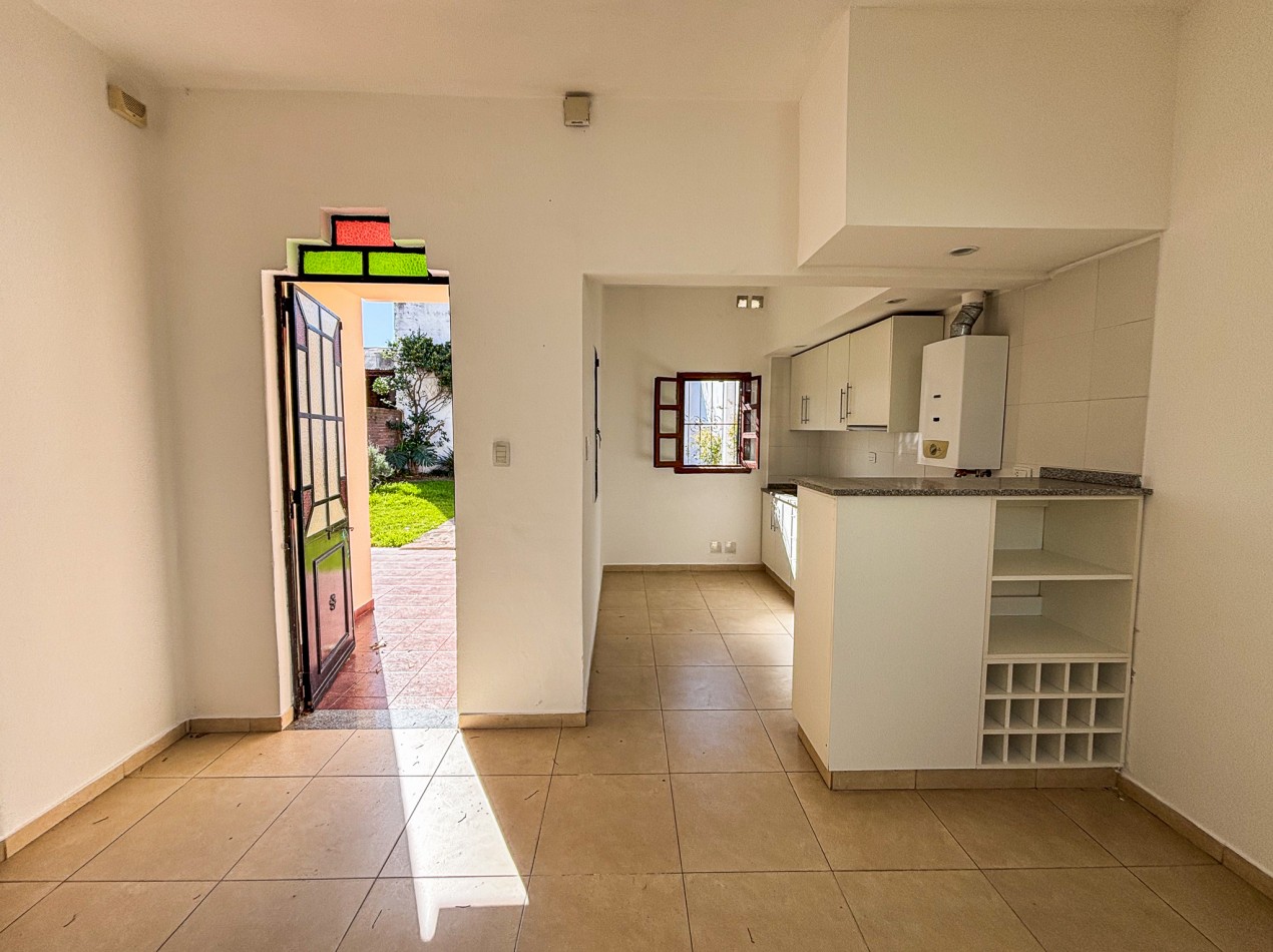 CASA 2 DORMITORIOS CON JARDIN  - BARRIO ALBERDI