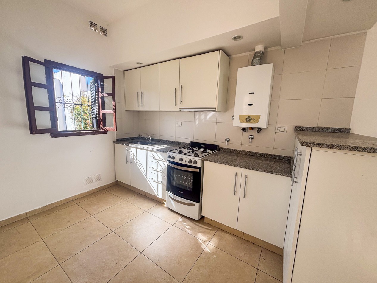 CASA 2 DORMITORIOS CON JARDIN  - BARRIO ALBERDI