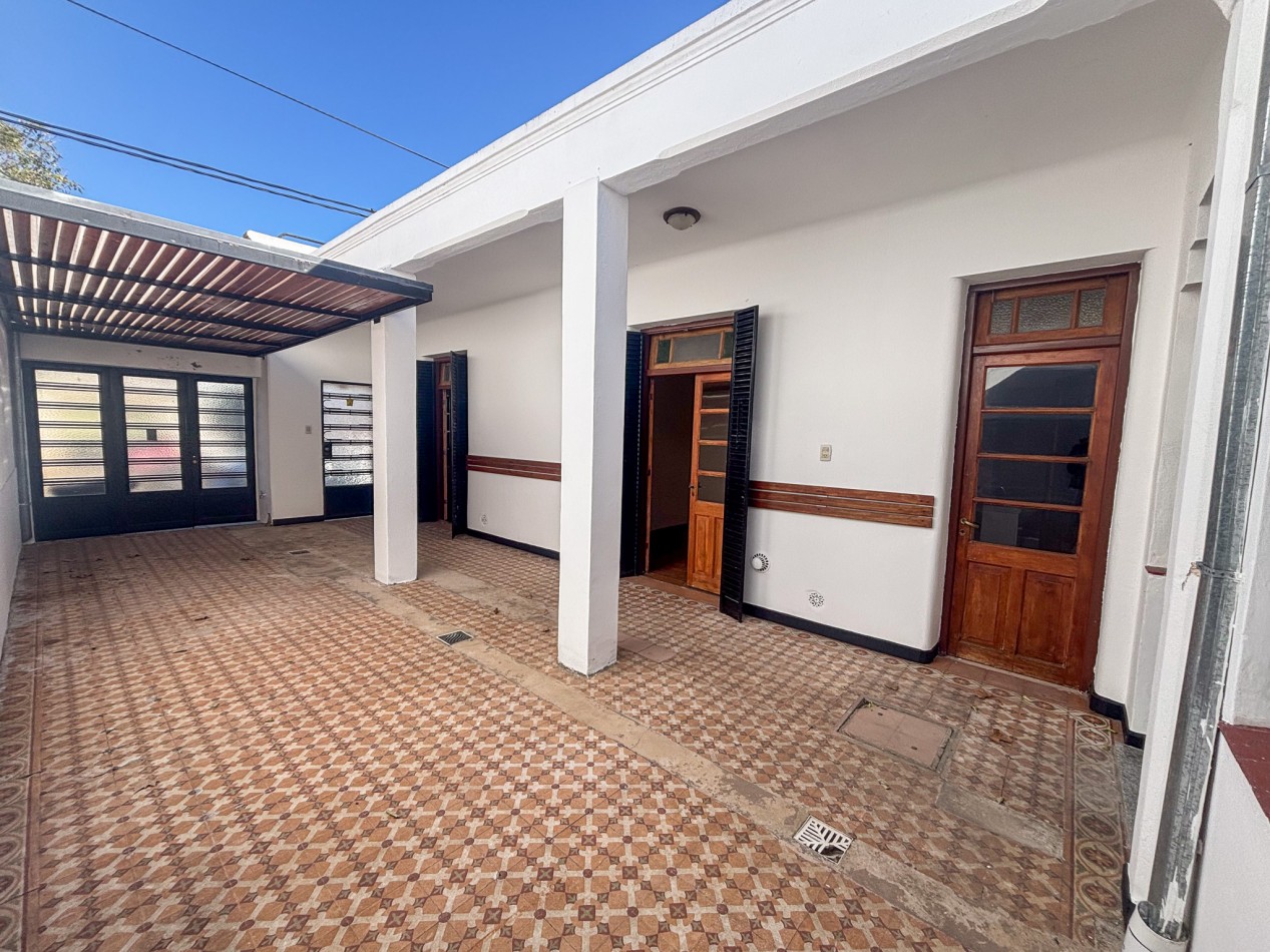 CASA 2 DORMITORIOS CON JARDIN  - BARRIO ALBERDI