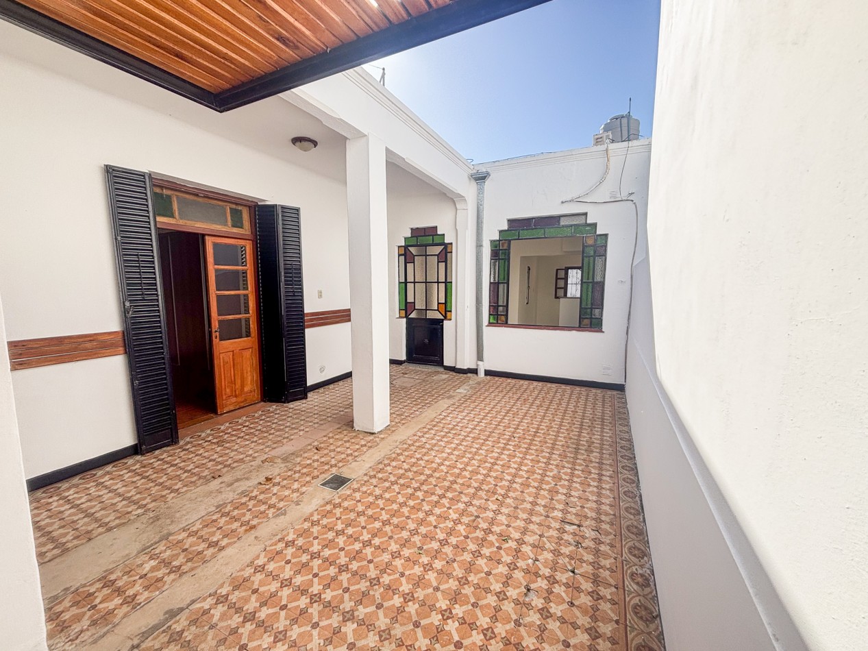 CASA 2 DORMITORIOS CON JARDIN  - BARRIO ALBERDI