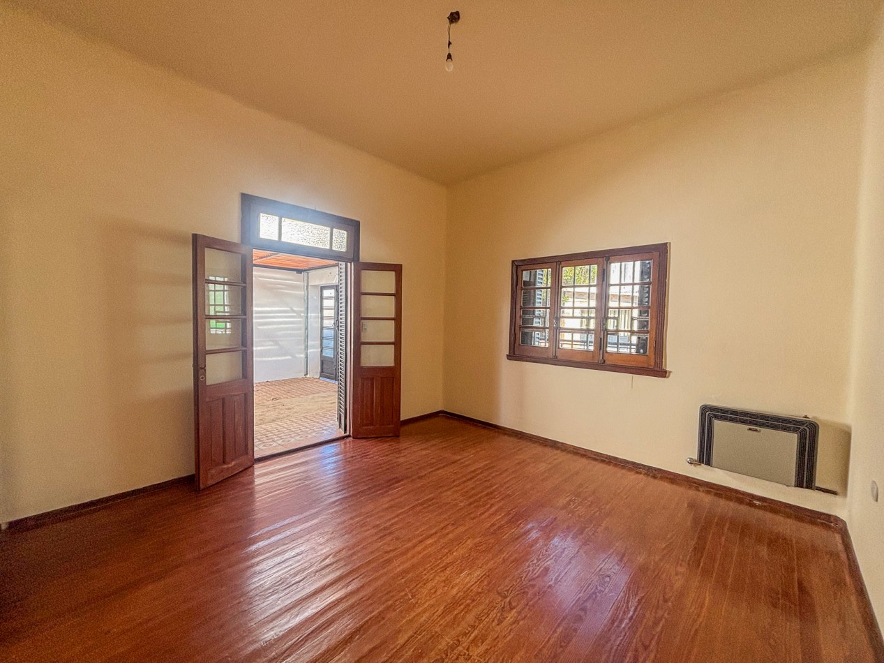 CASA 2 DORMITORIOS CON JARDIN  - BARRIO ALBERDI