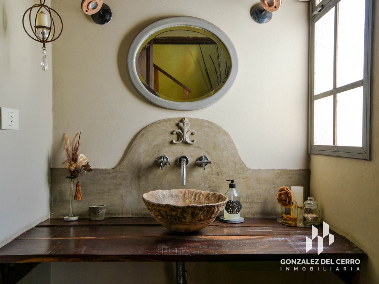 Casa de planta alta con piscina en Juan Manuel de Rosas 948