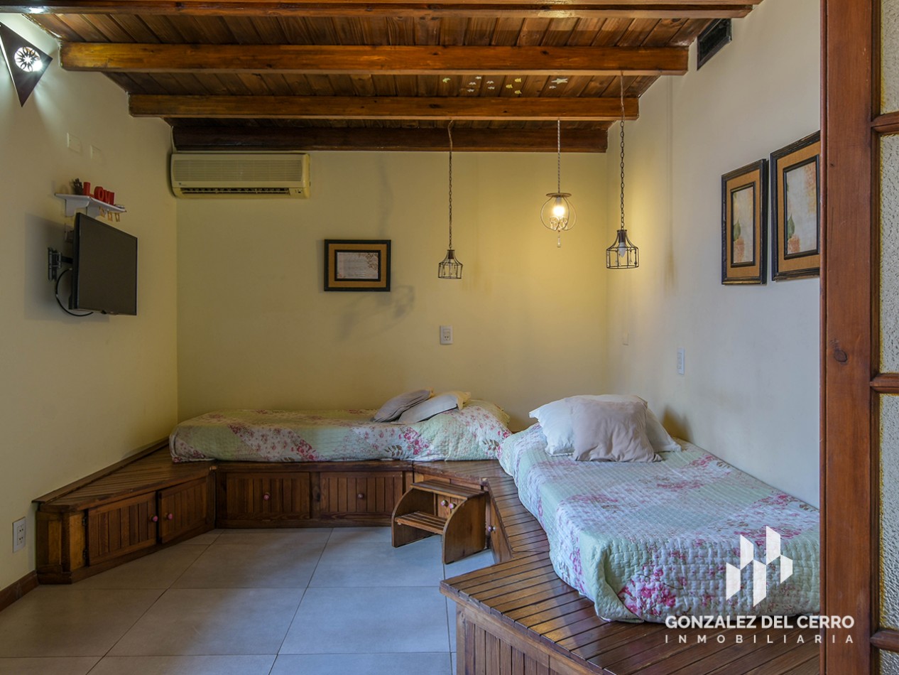 Casa de planta alta con piscina en Juan Manuel de Rosas 948