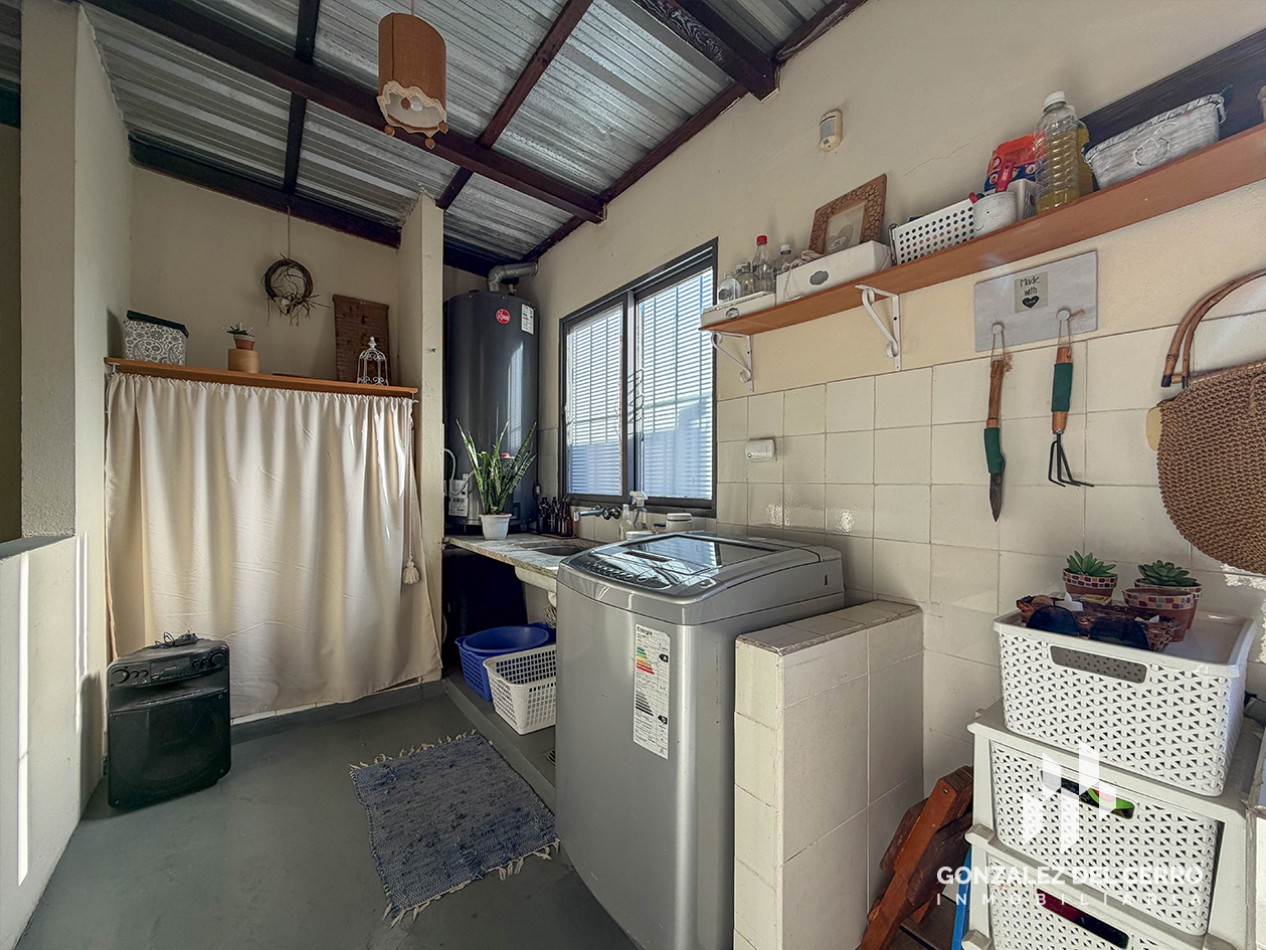 Casa de planta alta con piscina en Juan Manuel de Rosas 948