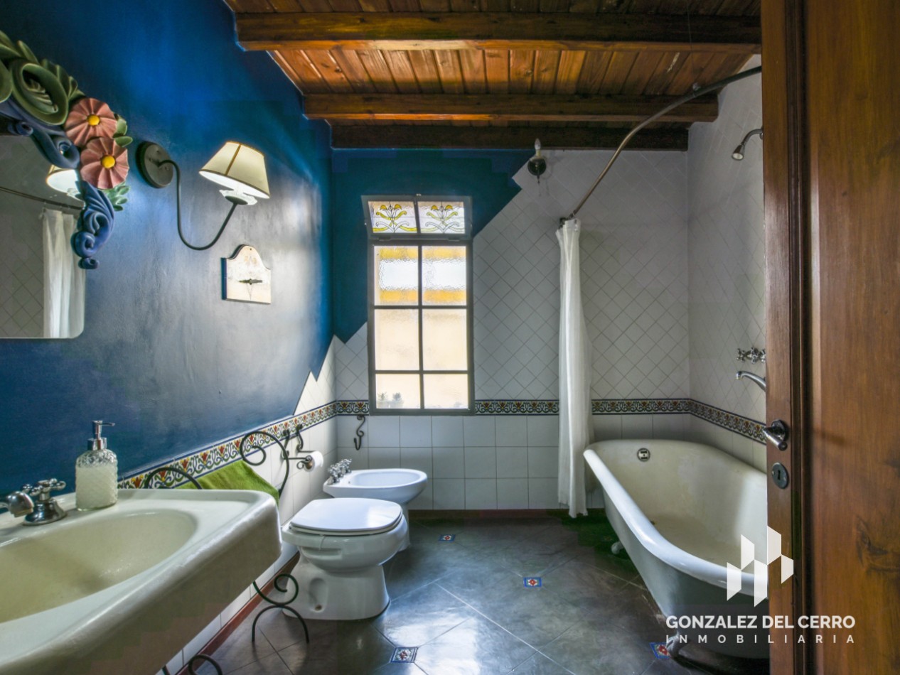 Casa de planta alta con piscina en Juan Manuel de Rosas 948