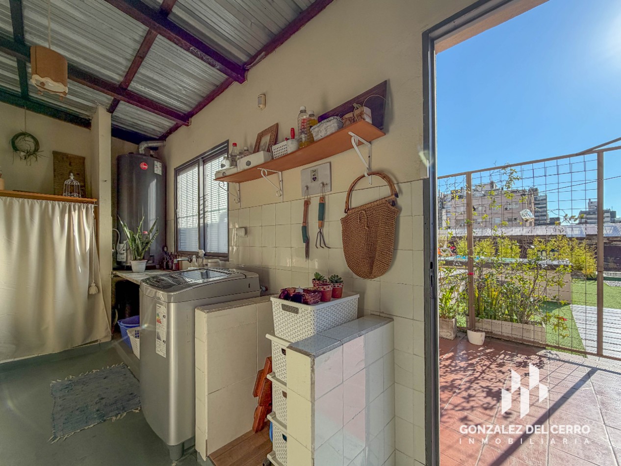 Casa de planta alta con piscina en Juan Manuel de Rosas 948