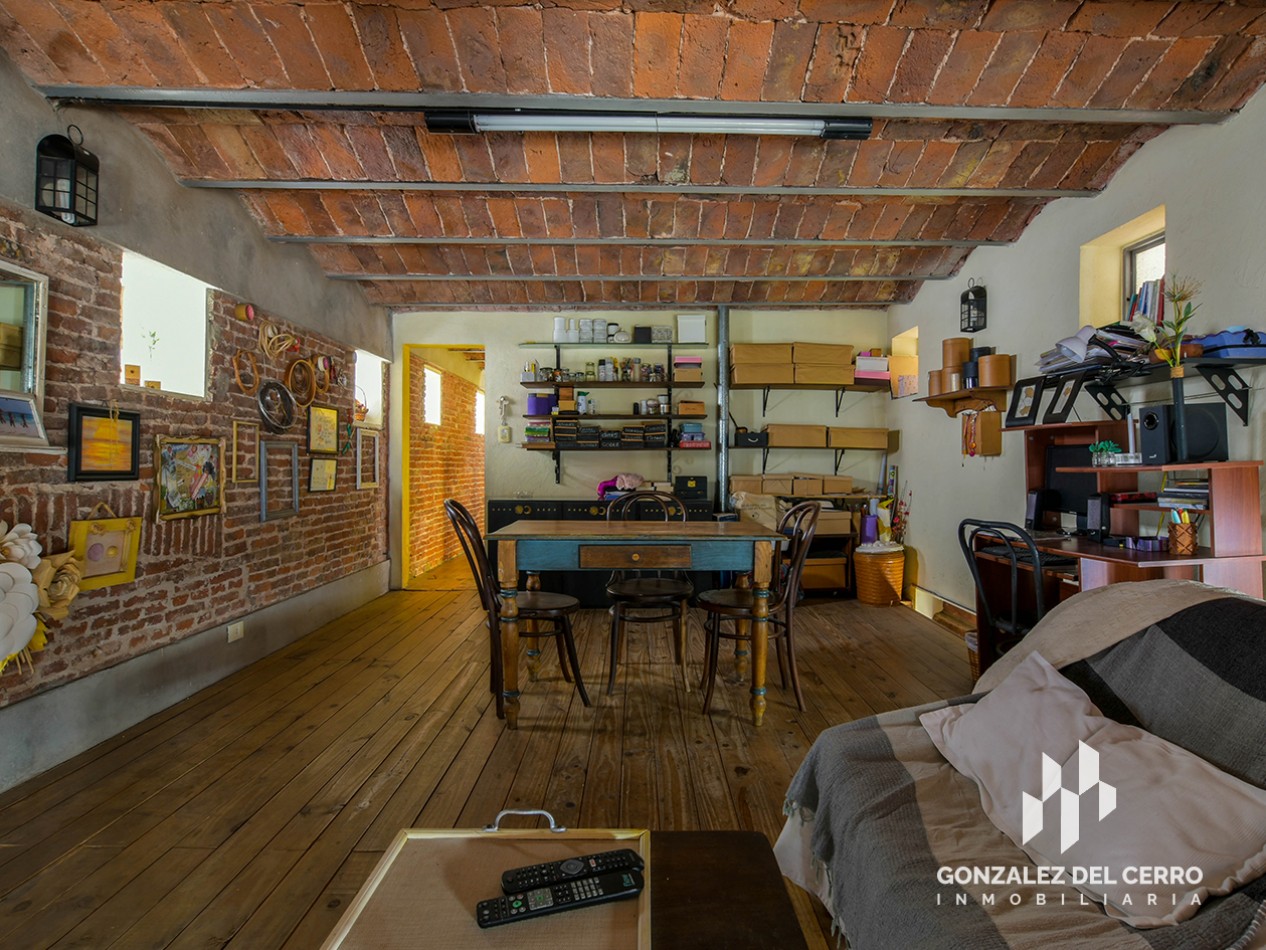 Casa de planta alta con piscina en Juan Manuel de Rosas 948