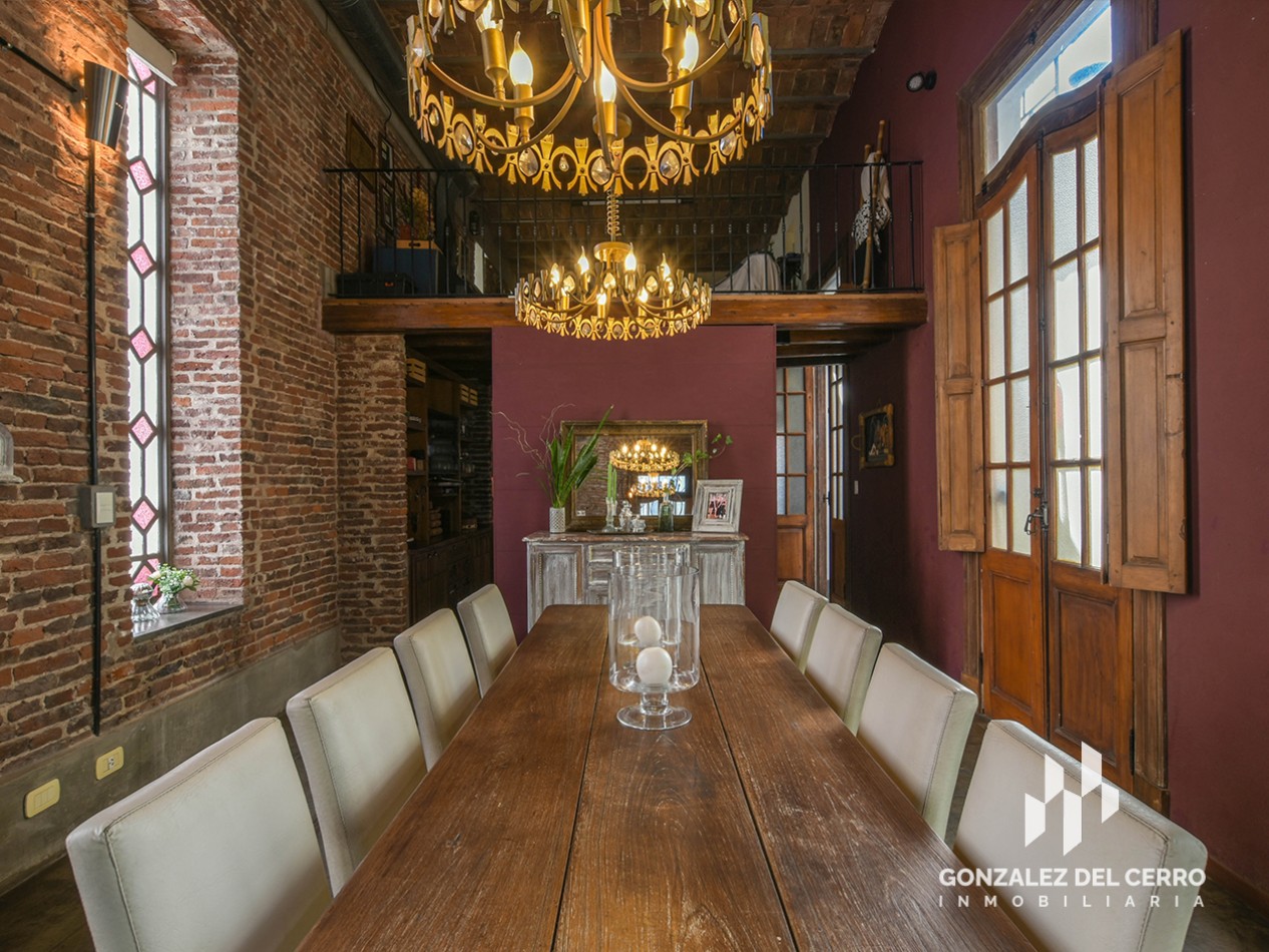 Casa de planta alta con piscina en Juan Manuel de Rosas 948