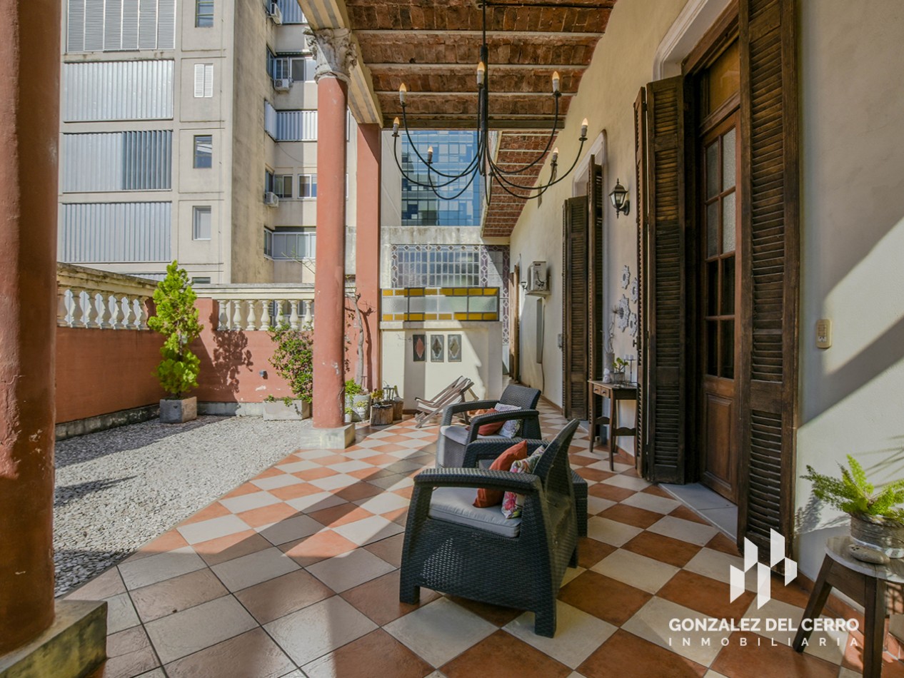 Casa de planta alta con piscina en Juan Manuel de Rosas 948