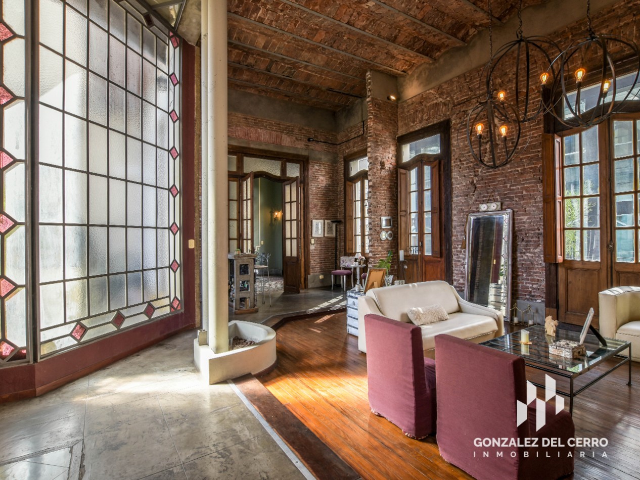 Casa de planta alta con piscina en Juan Manuel de Rosas 948