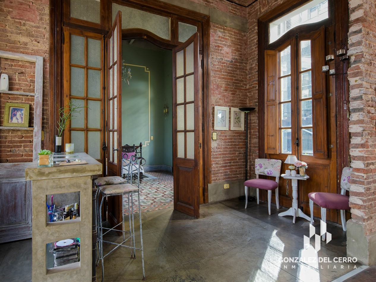 Casa de planta alta con piscina en Juan Manuel de Rosas 948