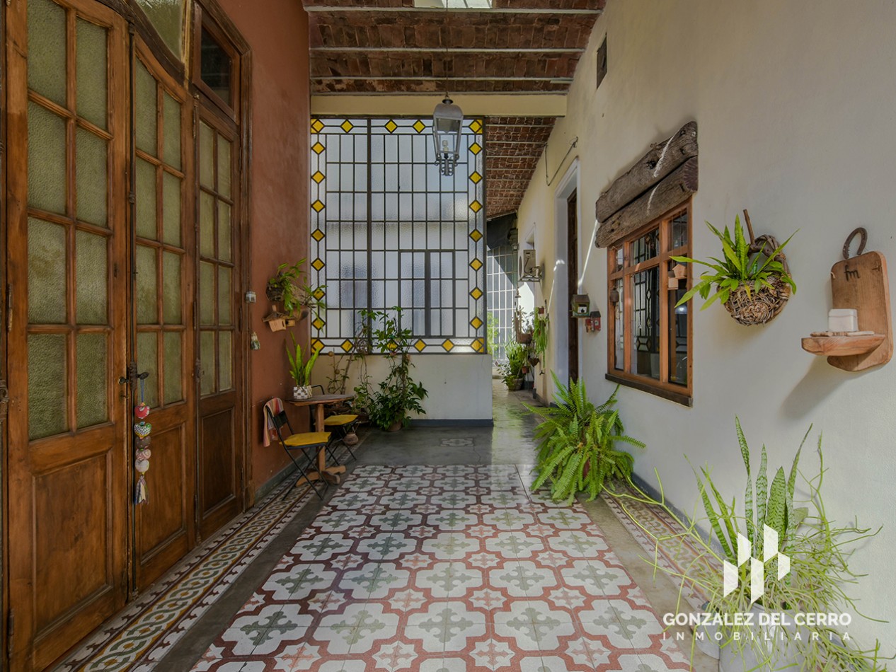 Casa de planta alta con piscina en Juan Manuel de Rosas 948