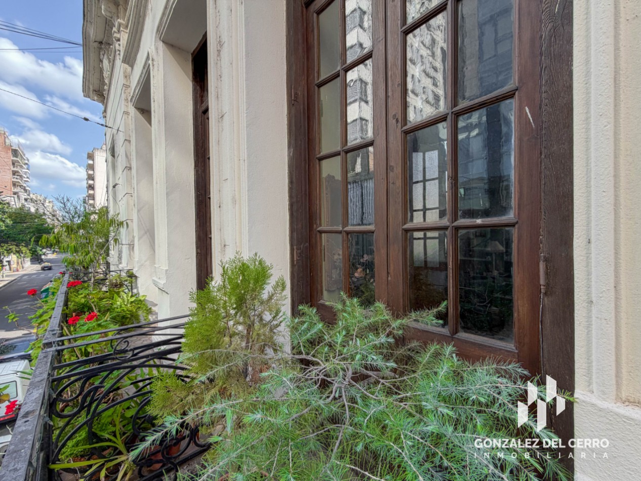 Casa de planta alta con piscina en Juan Manuel de Rosas 948