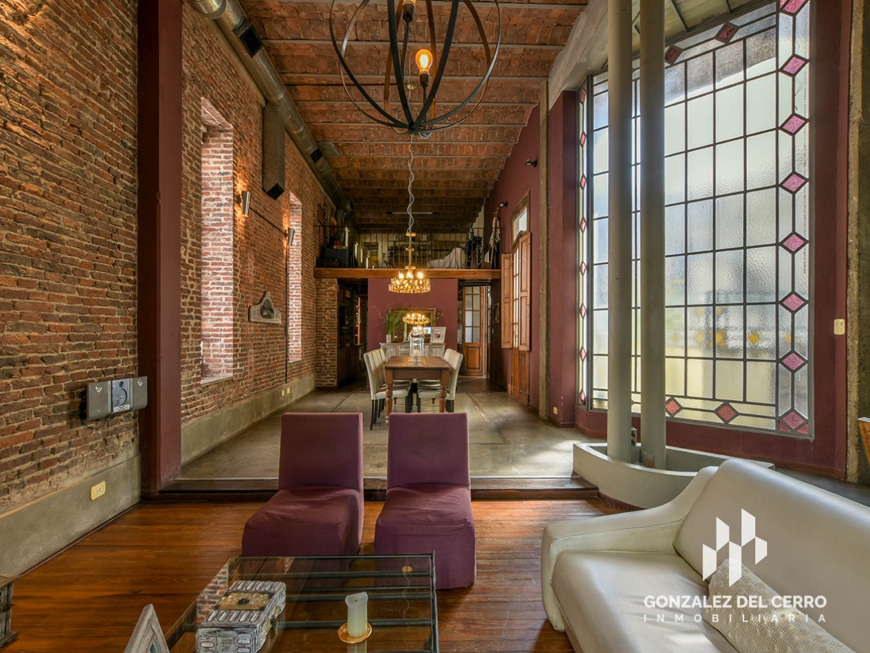 Casa de planta alta con piscina en Juan Manuel de Rosas 948