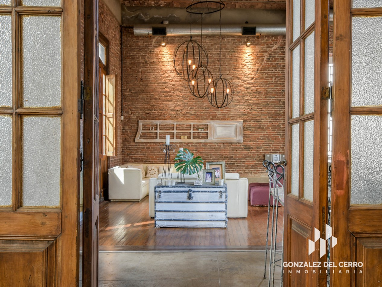 Casa de planta alta con piscina en Juan Manuel de Rosas 948