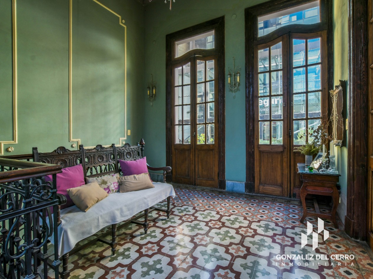 Casa de planta alta con piscina en Juan Manuel de Rosas 948