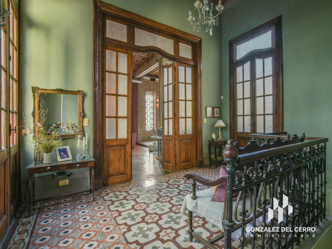 Casa de planta alta con piscina en Juan Manuel de Rosas 948