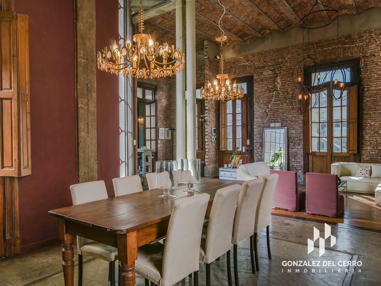 Casa de planta alta con piscina en Juan Manuel de Rosas 948