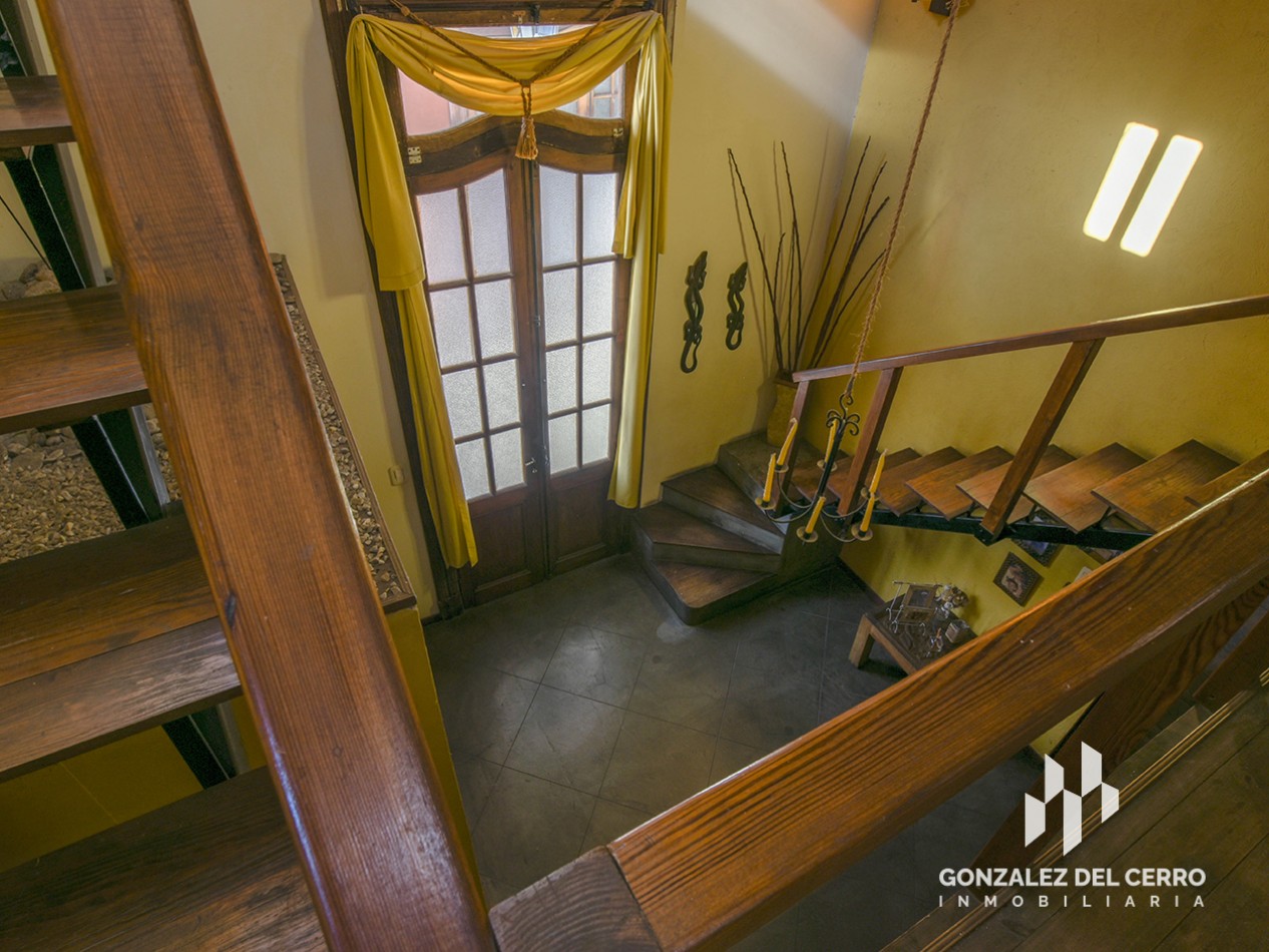 Casa de planta alta con piscina en Juan Manuel de Rosas 948