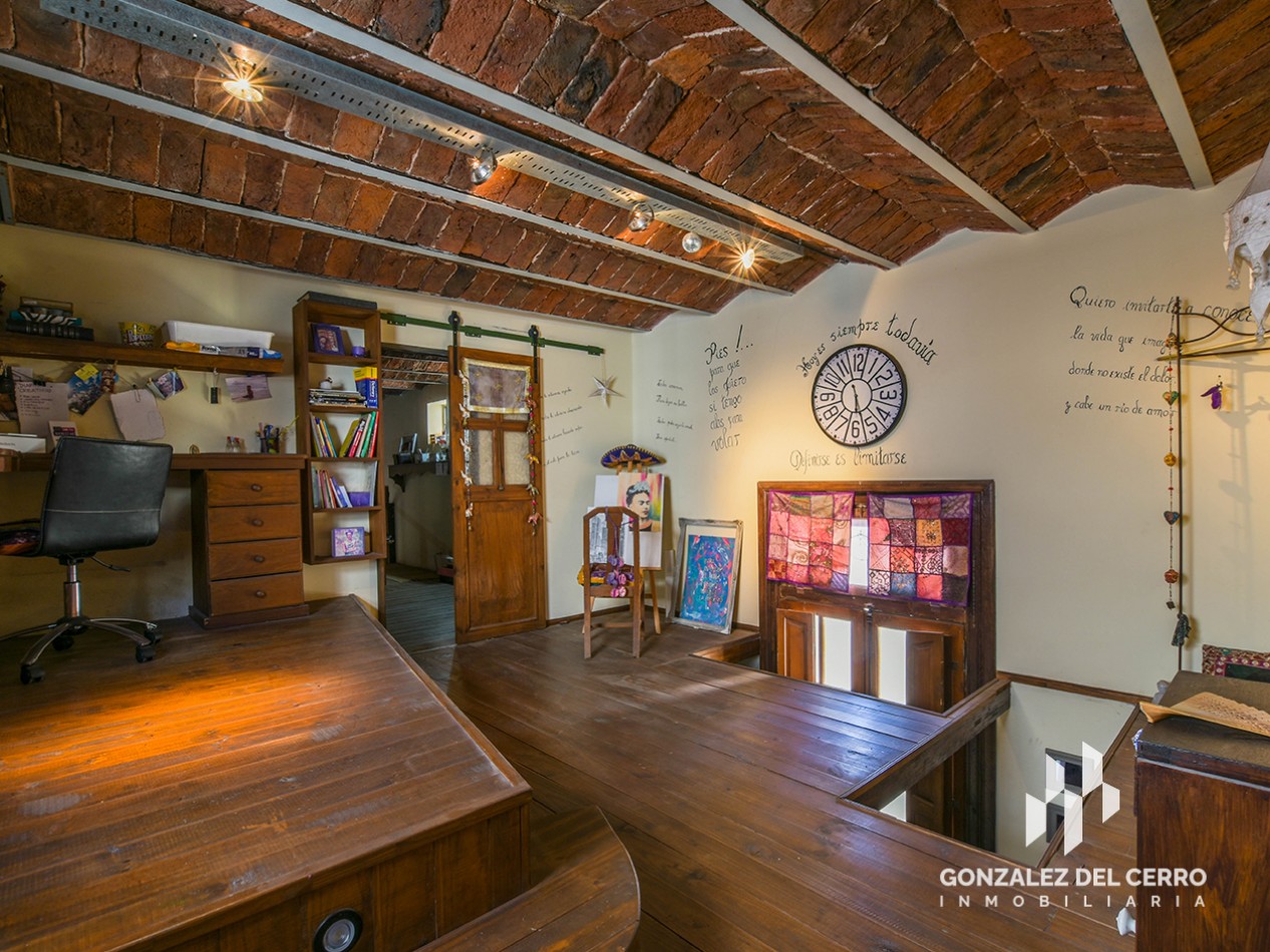 Casa de planta alta con piscina en Juan Manuel de Rosas 948