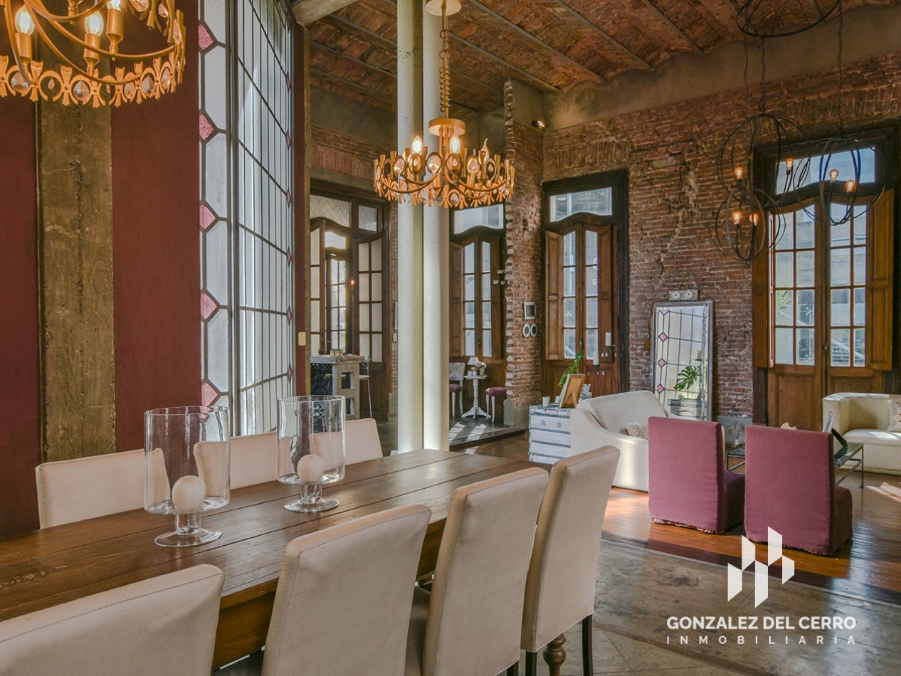 Casa de planta alta con piscina en Juan Manuel de Rosas 948