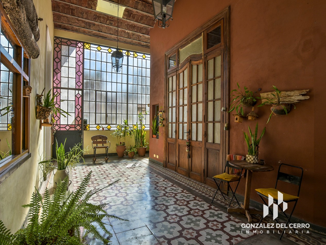 Casa de planta alta con piscina en Juan Manuel de Rosas 948