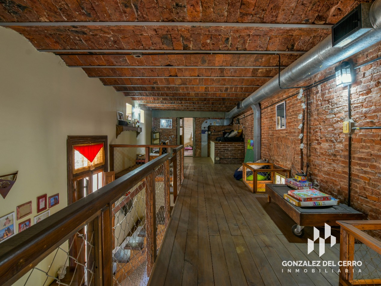 Casa de planta alta con piscina en Juan Manuel de Rosas 948