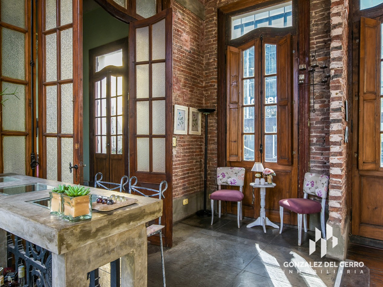 Casa de planta alta con piscina en Juan Manuel de Rosas 948