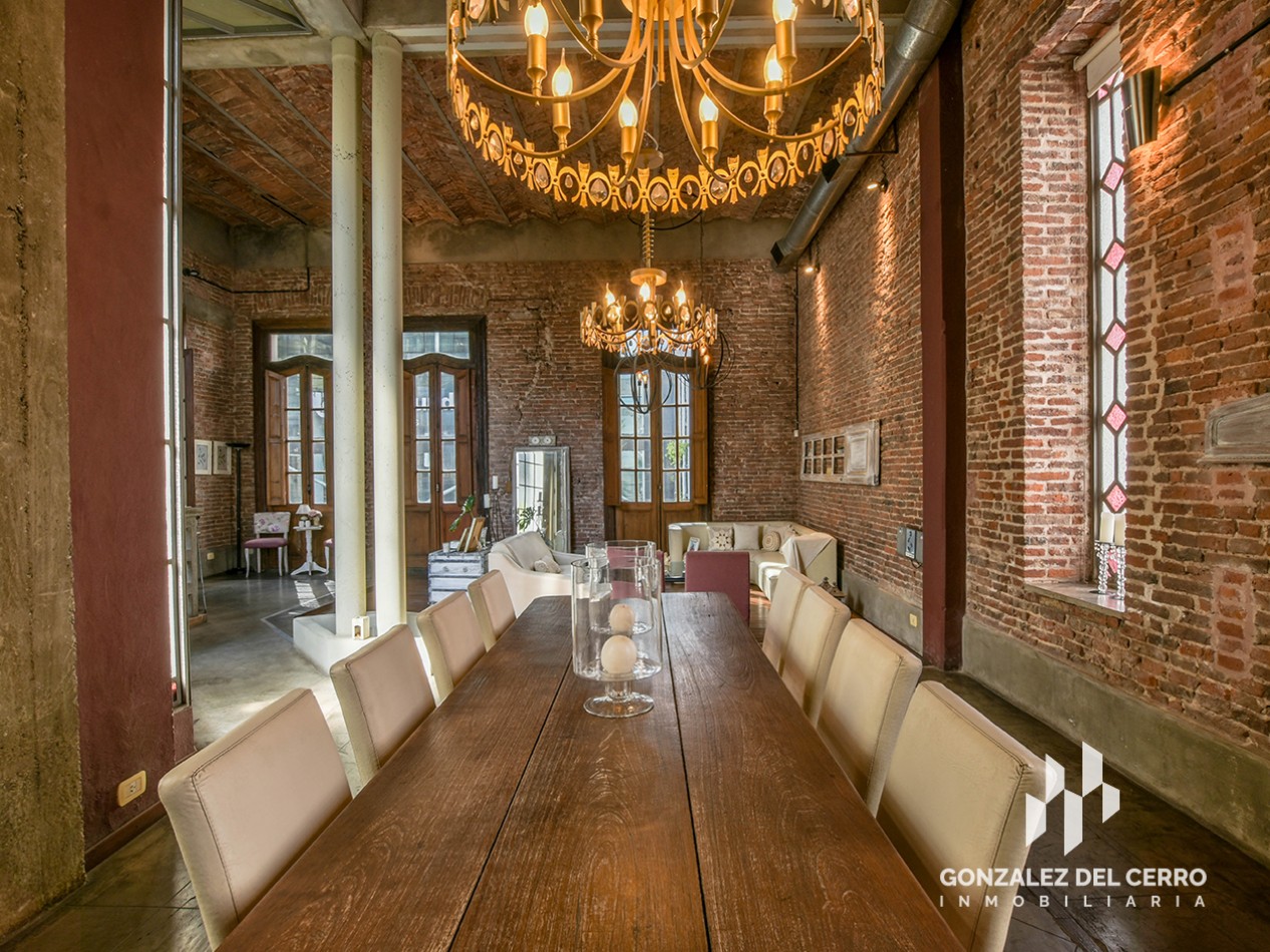 Casa de planta alta con piscina en Juan Manuel de Rosas 948