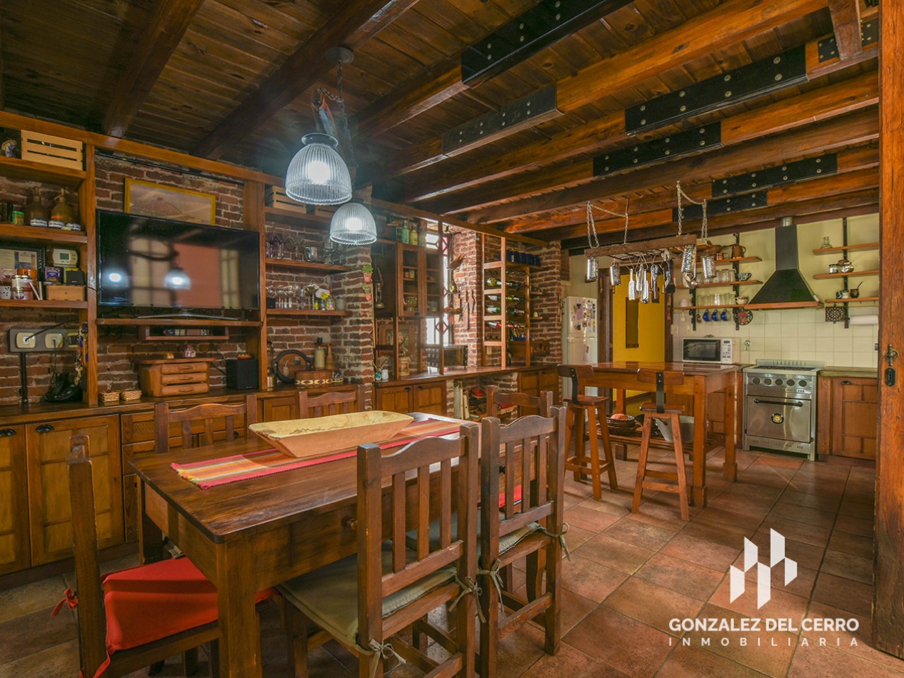 Casa de planta alta con piscina en Juan Manuel de Rosas 948