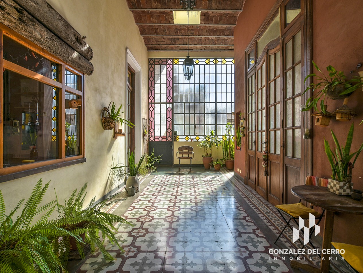 Casa de planta alta con piscina en Juan Manuel de Rosas 948