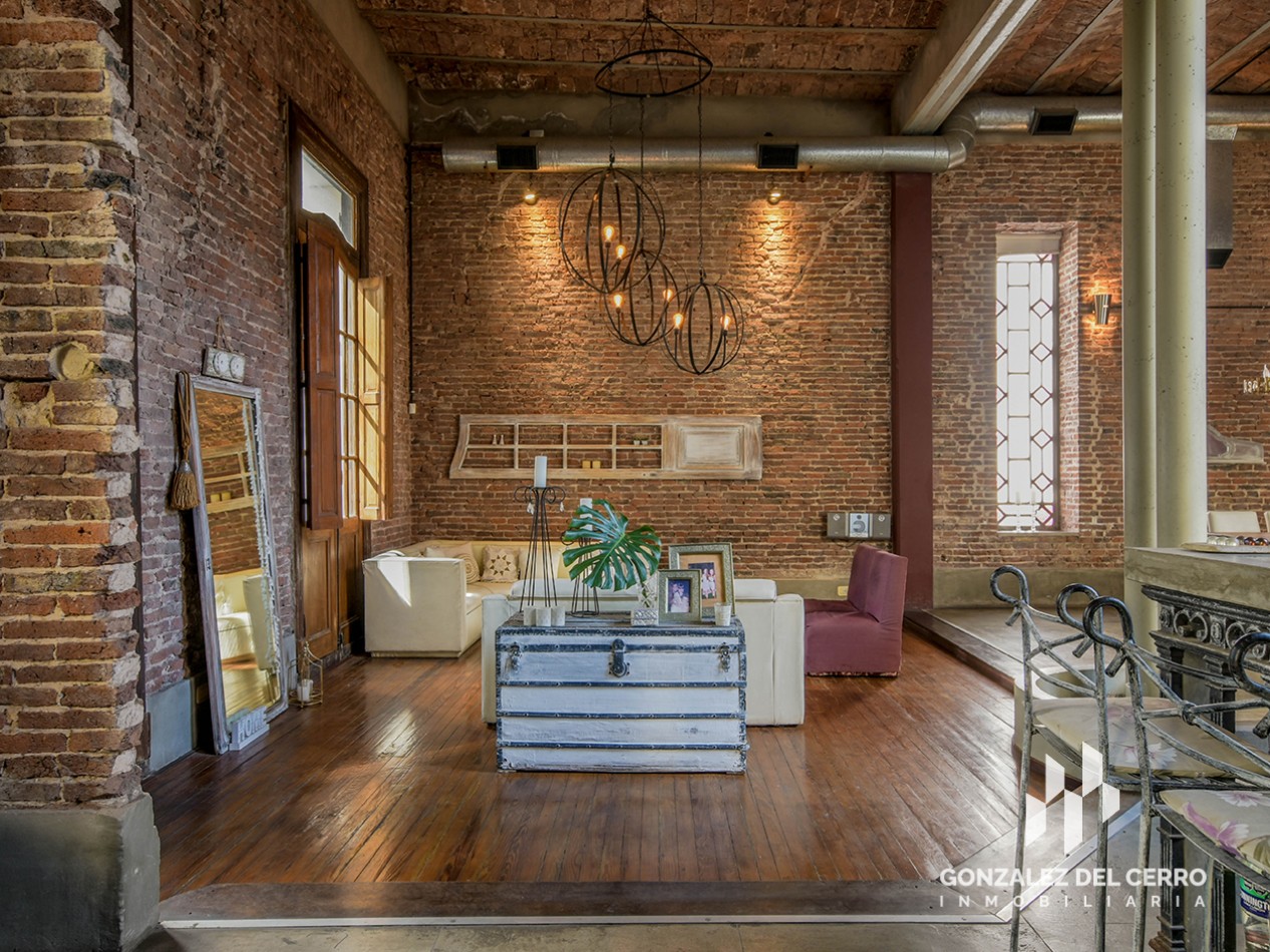 Casa de planta alta con piscina en Juan Manuel de Rosas 948