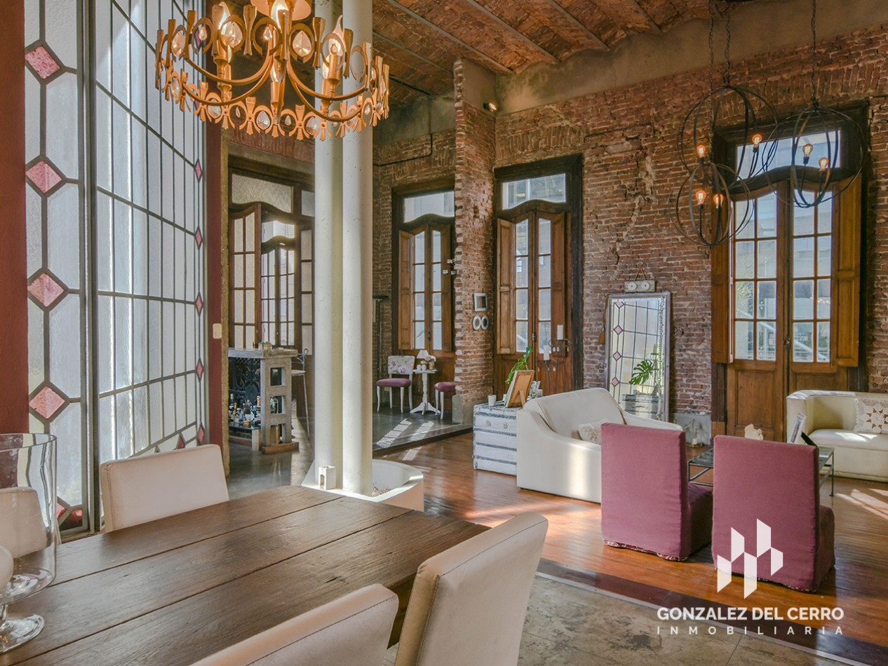 Casa de planta alta con piscina en Juan Manuel de Rosas 948