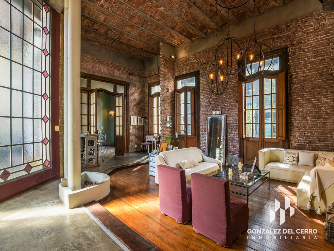 Casa de planta alta con piscina en Juan Manuel de Rosas 948