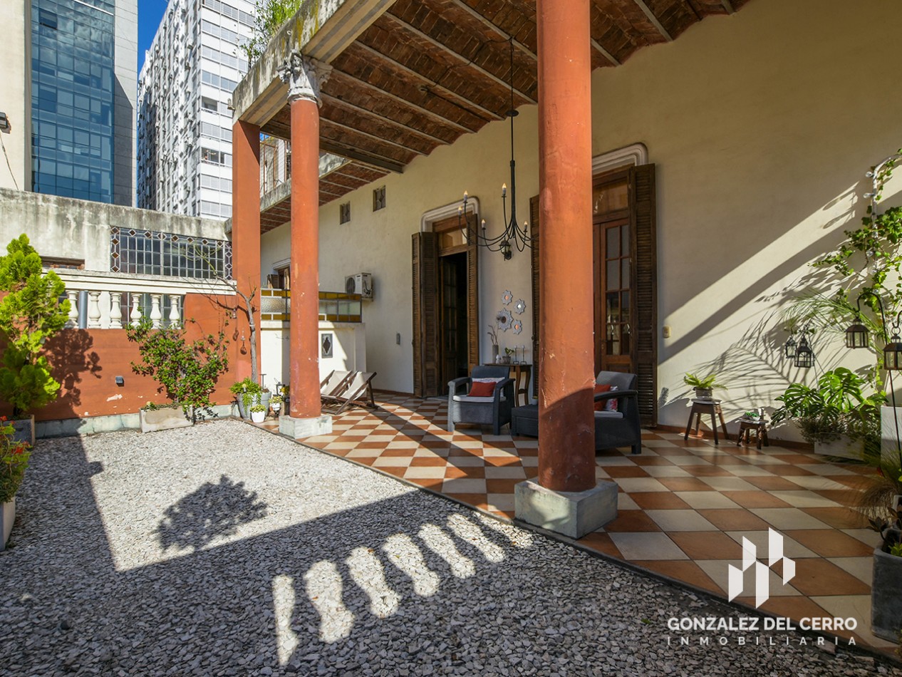 Casa de planta alta con piscina en Juan Manuel de Rosas 948