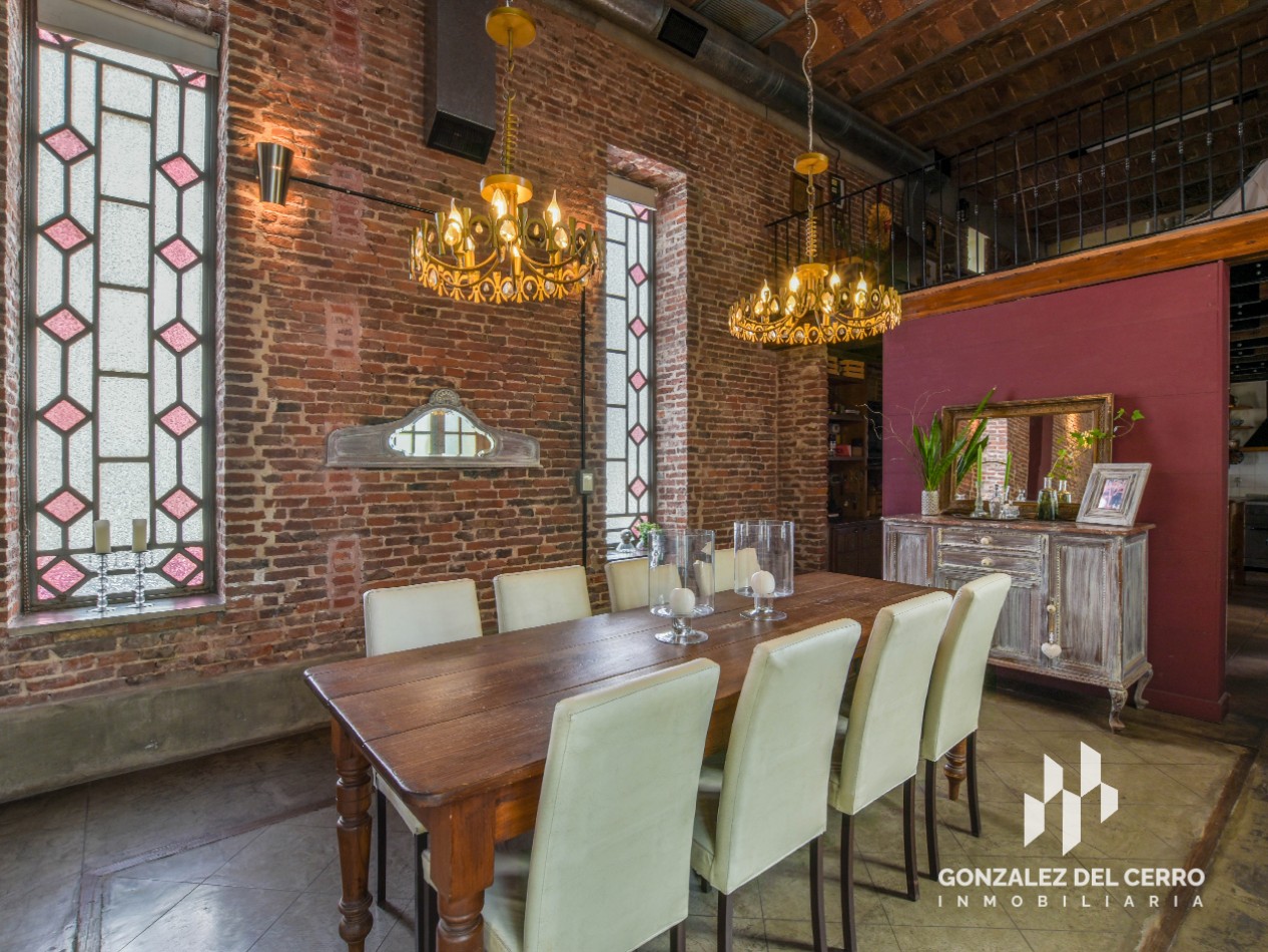 Casa de planta alta con piscina en Juan Manuel de Rosas 948