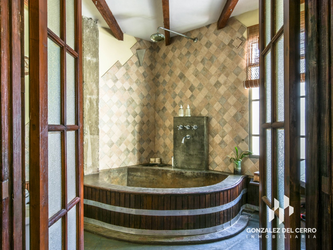 Casa de planta alta con piscina en Juan Manuel de Rosas 948