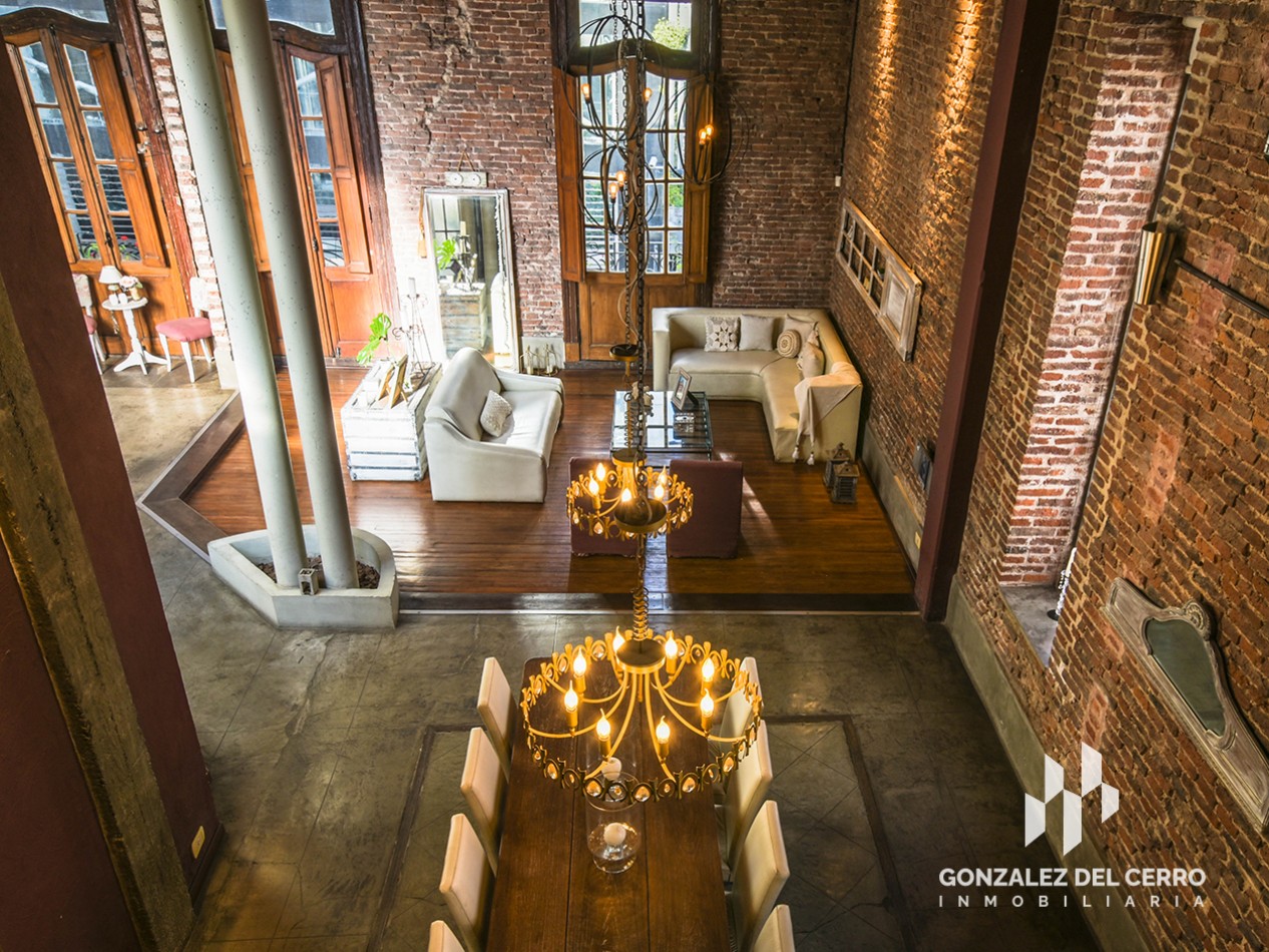 Casa de planta alta con piscina en Juan Manuel de Rosas 948