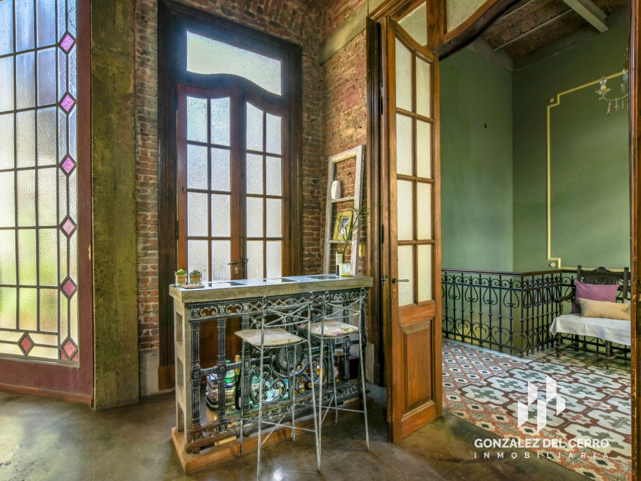 Casa de planta alta con piscina en Juan Manuel de Rosas 948