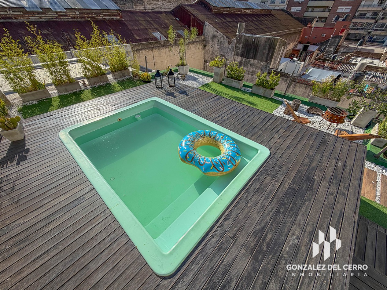 Casa de planta alta con piscina en Juan Manuel de Rosas 948