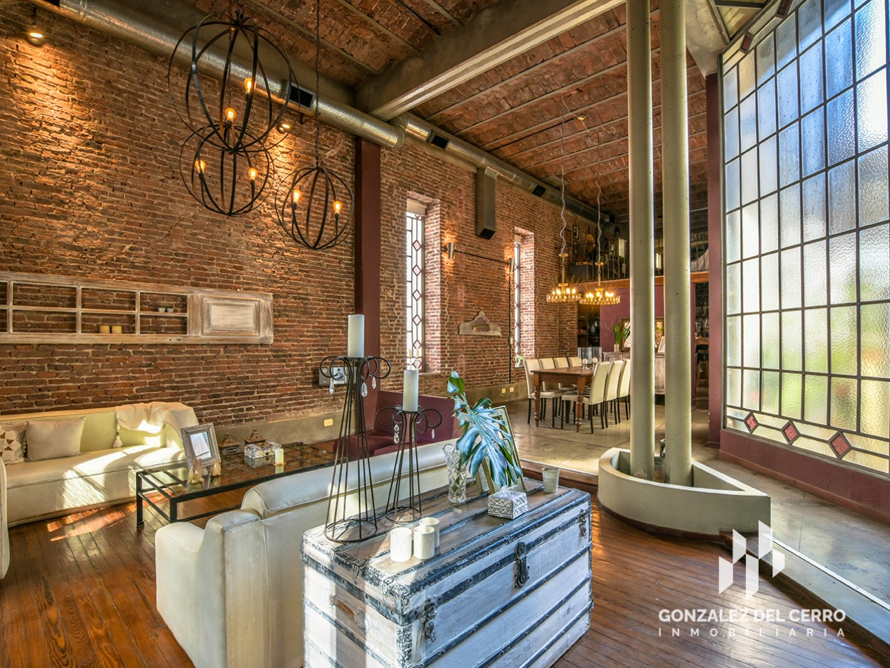 Casa de planta alta con piscina en Juan Manuel de Rosas 948