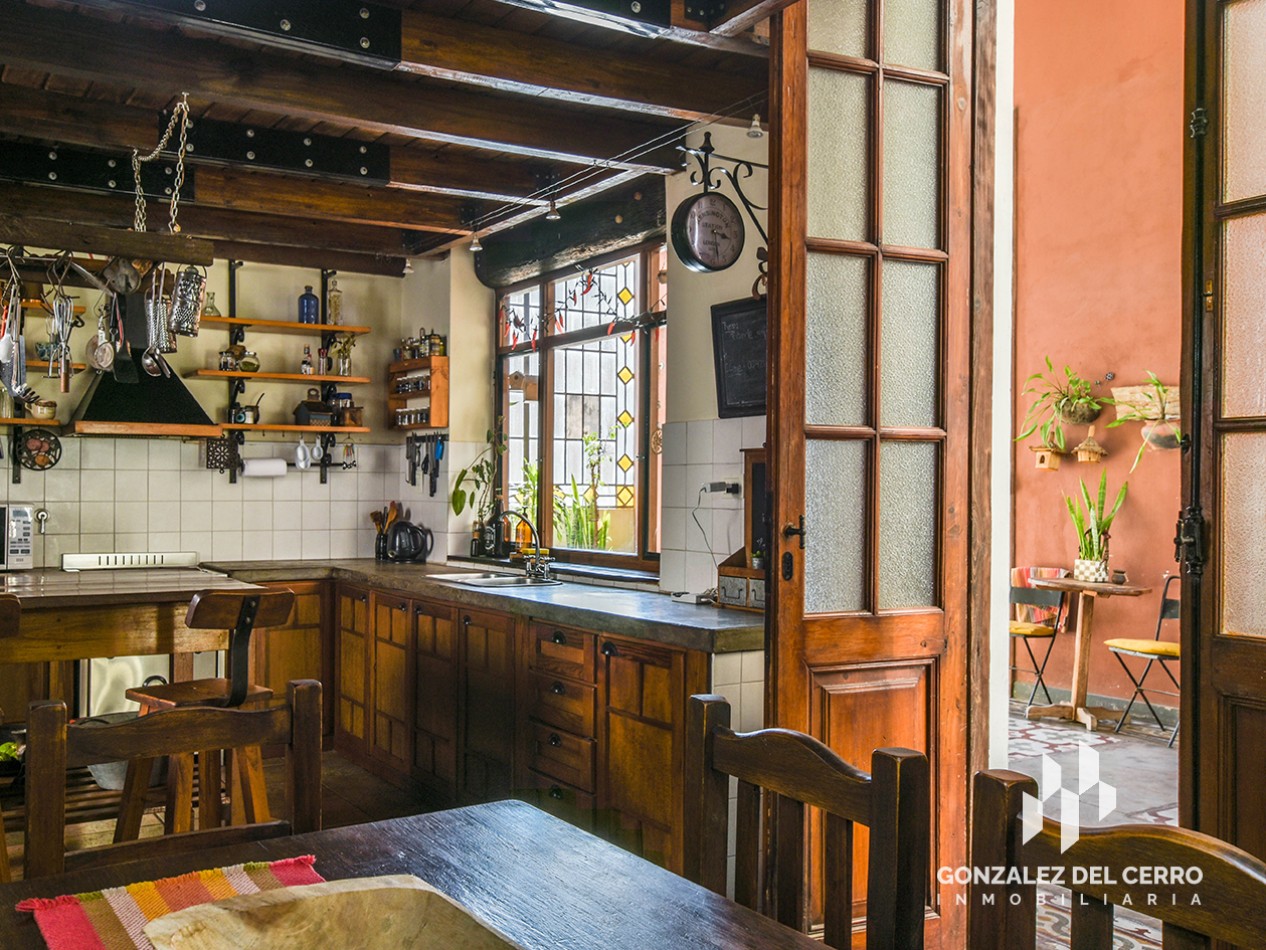 Casa de planta alta con piscina en Juan Manuel de Rosas 948