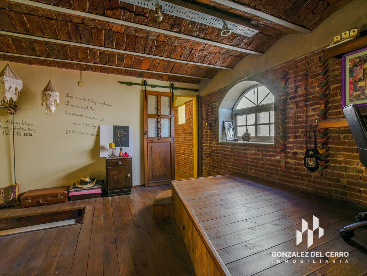 Casa de planta alta con piscina en Juan Manuel de Rosas 948